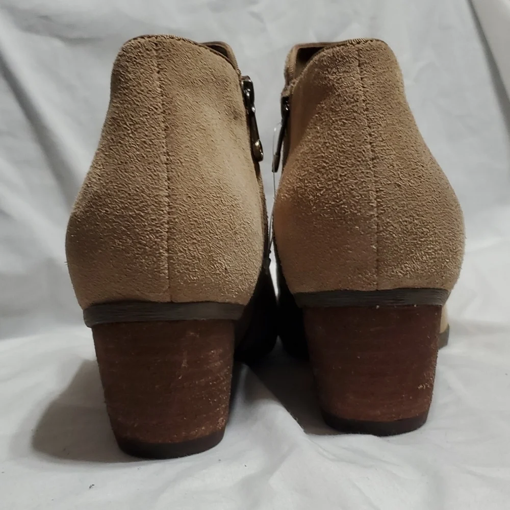 Blondo tan side zip Chelsea style bootie waterproof
